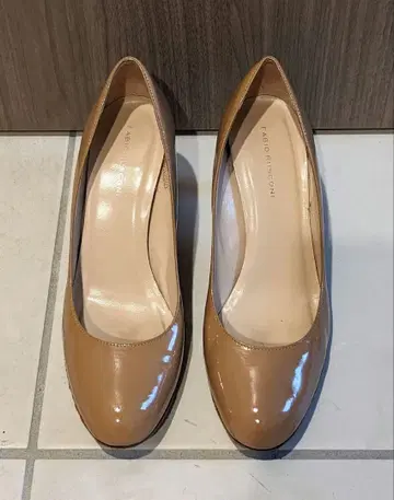 파비오 루스꼬니 베이지 에나멜 페이턴트 펌프스