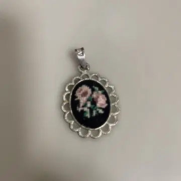 쁘띠포앙 꽃무늬 자수 오벌 펜던트
