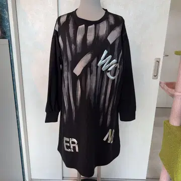 입체 문자 프린트 블랙 긴팔 튜닉