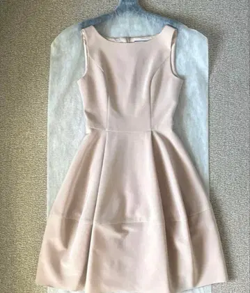 FOXEY NEW YORK 슬리브리스 원피스 베이지