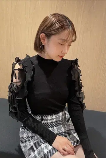 snidel 프릴 소매 오픈 숄더 니트 black