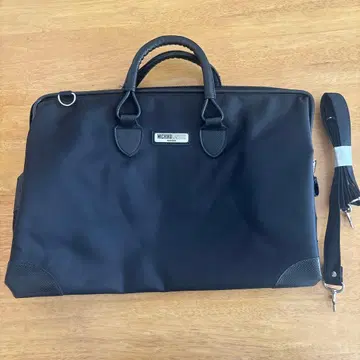 미치코 런던의 블랙 토트백