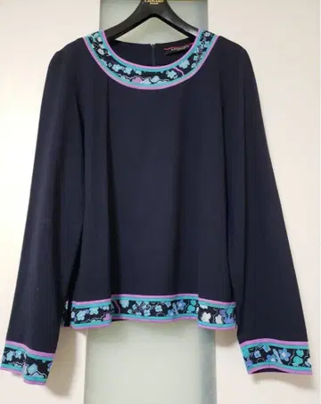 새상품급 레오나르 울 블라우스 LL 42