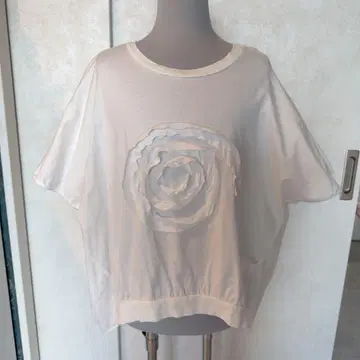 화이트 로즈 모티브 오버 사이즈 T셔츠