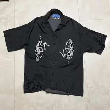 Left Alone 다크 그레이 강아지 프린트 반팔 셔츠