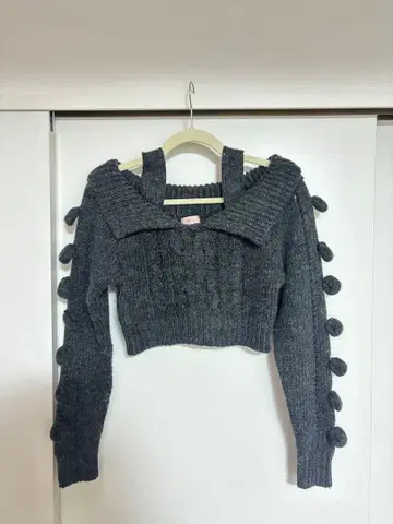 lilLilly 릴릴리 오프숄더 모자 꽁지 니트