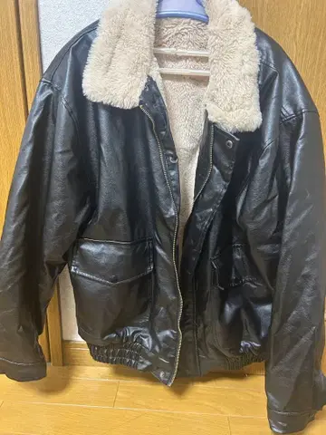 퍼 달린 블랙 레더 봄버 자켓