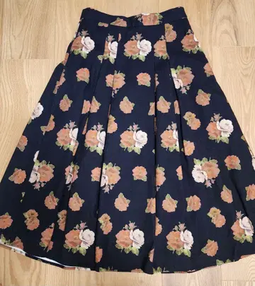 dazzlin 블랙 플라워 프린트 플레어 스커트