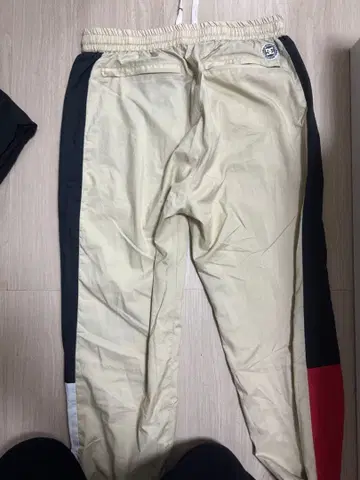 베이지 사이드 컬러 패널 조거 팬츠