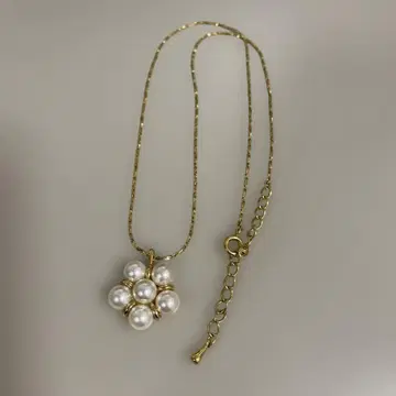 펄 장식의 골드 목걸이