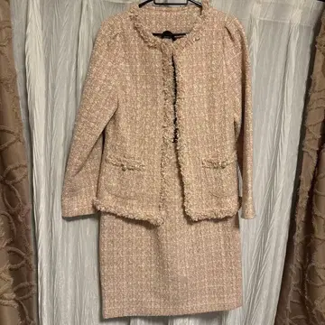 핑크 트위드 수트 펄 버튼 포함