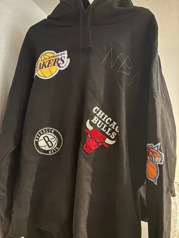 NBA 패치 부착 블랙 후드티