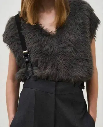 컨디션 최상 [ AKTE ] V넥 샤기 니트 베스트 차콜 그레이