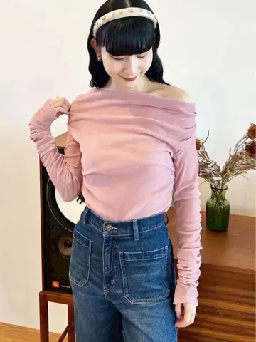 플로키 벨로아 드레이프 상의 릴리 브라운