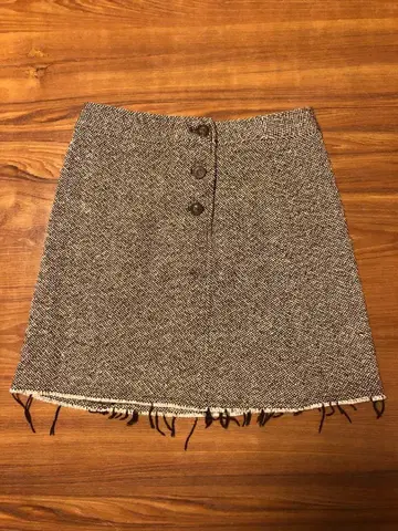 브라운 계열 버튼 달린 프린지 미니 스커트