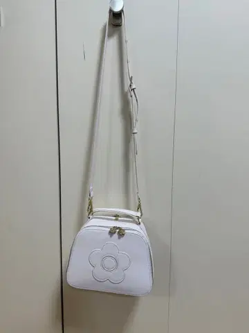 플라워 모티브 화이트 숄더백