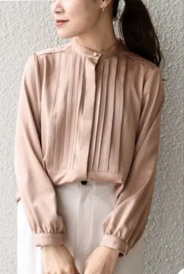 쉽스 펄 모티브 버튼 턱 블라우스