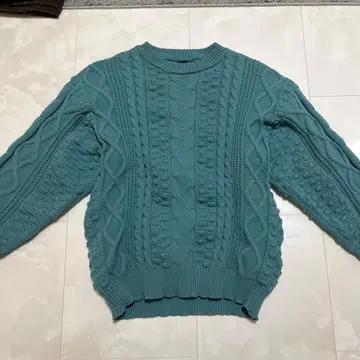 청록색 케이블 니트 스웨터 긴팔