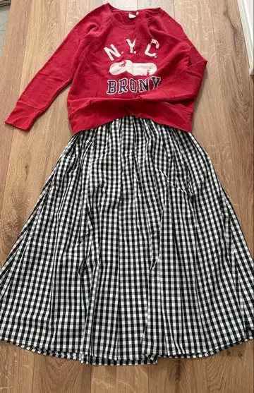 포인트 컬러 빨간색 트레이닝복 체크 스커트, 단짠 코디 2세트 코디 판매