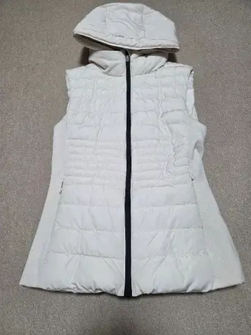 ZARA 후드 부착 화이트 다운 베스트 M