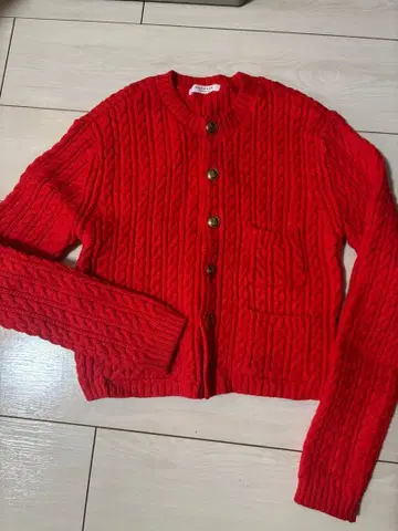 맥피 케이블 짜임 가디건 골드 버튼 빨간색