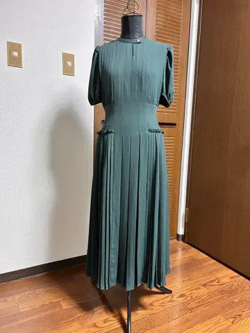 셀포드 턱 플리츠 원피스