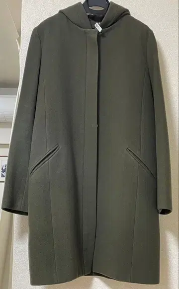 [ 가격 인하 ] INDIVI 후드 부착 롱 코트 올리브 그린