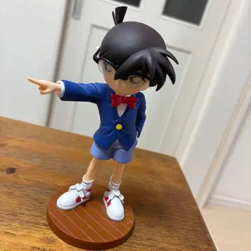 코난 피규어 손가락을 가리키는 포즈