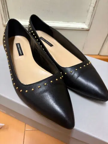 블랙 스틸레토 플랫슈즈