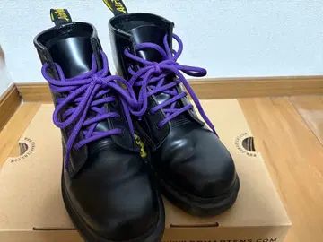 Dr. Martens 6홀