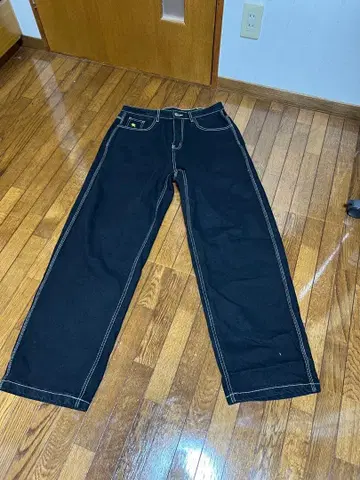 캐릭터 자수 블랙 배기 데님