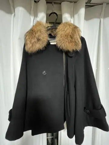 퍼 달린 블랙 울 케이프 코트