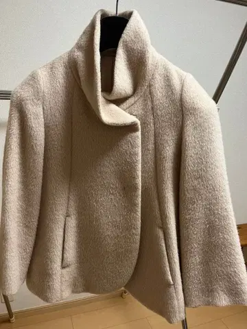 ANAVI 베이지 숏 기장 자켓