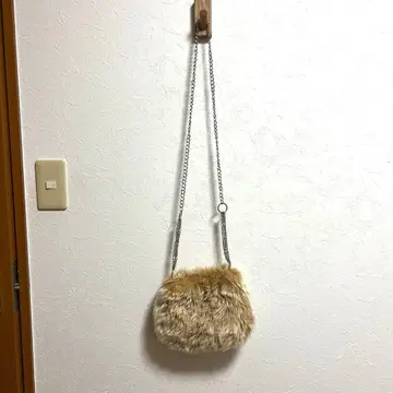 베이지 퍼 숄더백 결혼식