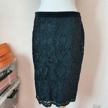 에스카다 블랙 레이스 꽃무늬 스커트 벨로아 40 빈티지