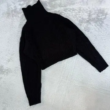[에브리스] (F) 케이블 짜임 터틀넥 블랙 크롭 기장