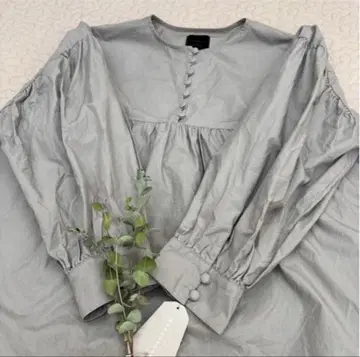 늑대와 올빼미 늑대와 별 아래의 토키츠도리 그레이 블라우스