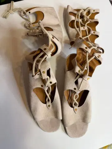 끌로에 베이지 레이스업 샌들 40