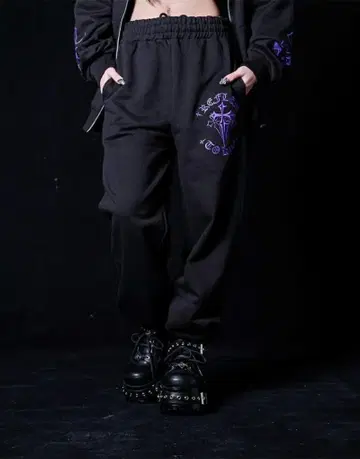 REFLEM 크로스 자수 스웨트 팬츠