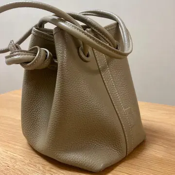 베이지 가죽 버킷 백