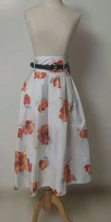 택 포함 AND COUTURE 2025년제 선셋 플라워 턱 플레어 스커트