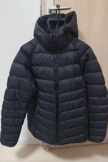 [ 새상품급 ] 유니클로 울트라 라이트 다운 3D 컷 후드티 블랙 M