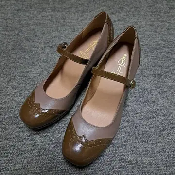 미사용 새상품 키다리 아저씨 브라운 베이지 스트랩 펌프스 24cm