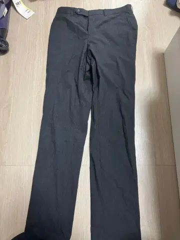 다크 그레이 슬랙스 스트라이프