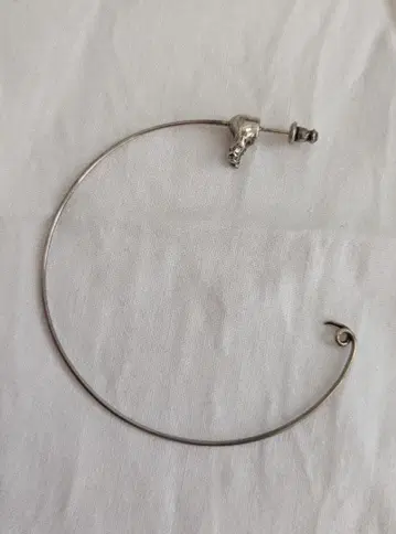 e.m. 실버 돼지 엉덩이 후프 귀걸이 (한쪽용) 이.엠