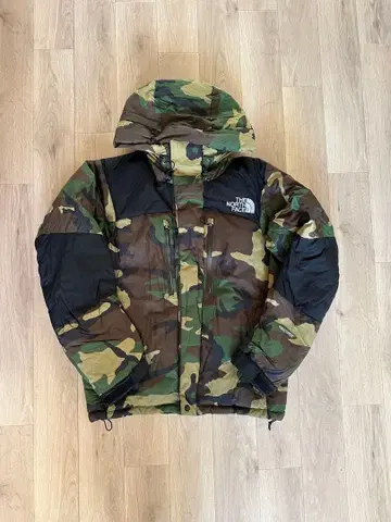 THE NORTH FACE 카모플라쥬 다운 자켓 바르톨로