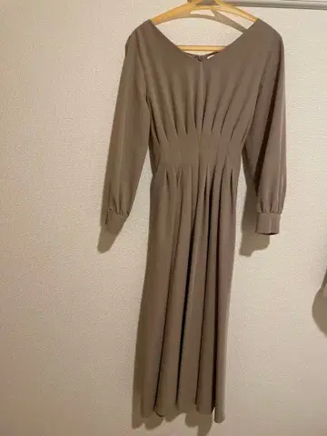 And Couture 베이지 긴팔 원피스
