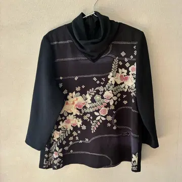 시선당 플라워 무늬 하이넥 긴팔 상의