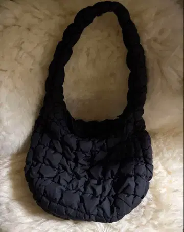 COS 블랙 퀼팅 숄더백