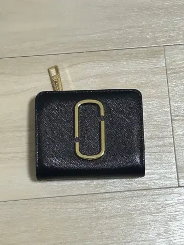 마크 제이콥스 이단 접이식 지갑 블랙 와인 레드